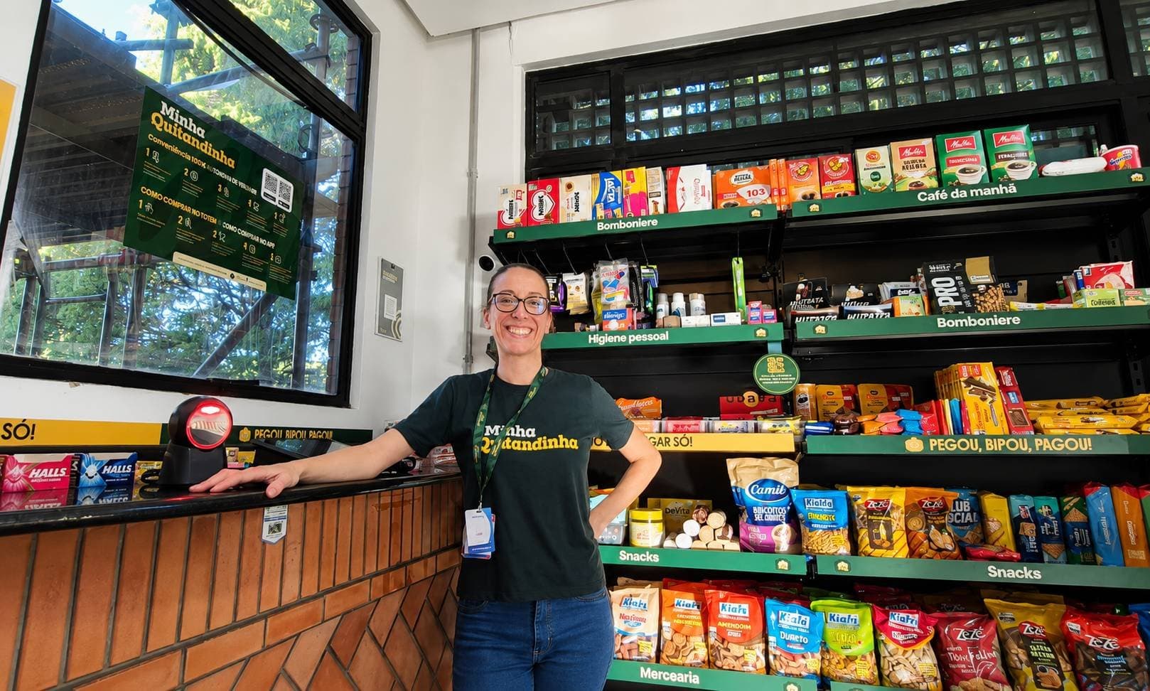 Ela perdeu tudo nas enchentes do RS. Hoje fatura R$ 1,3 milhão com mercadinhos dentro de indústrias