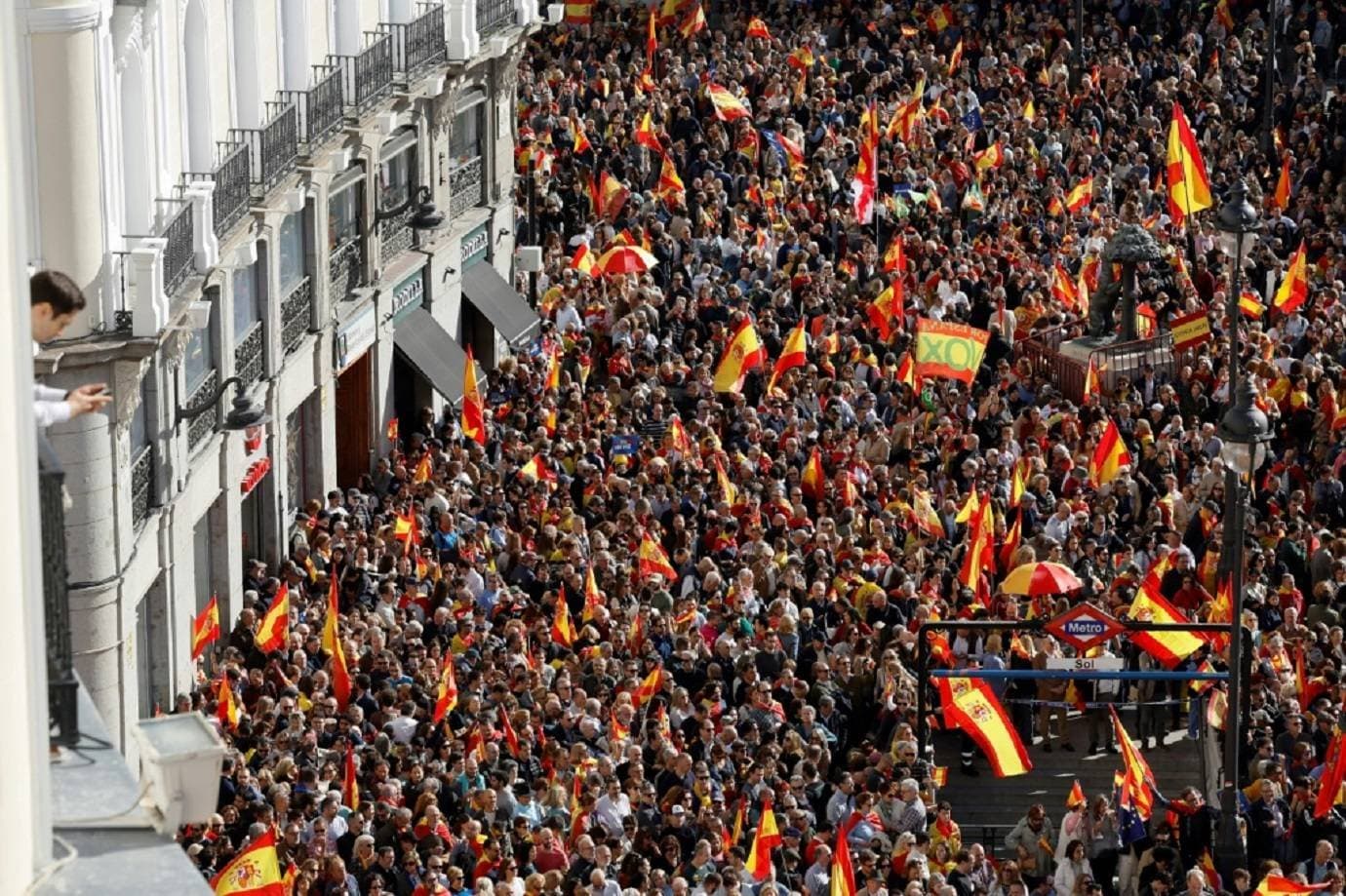 Fonte desaba durante festa pelo título da Espanha; um adolescente morreu