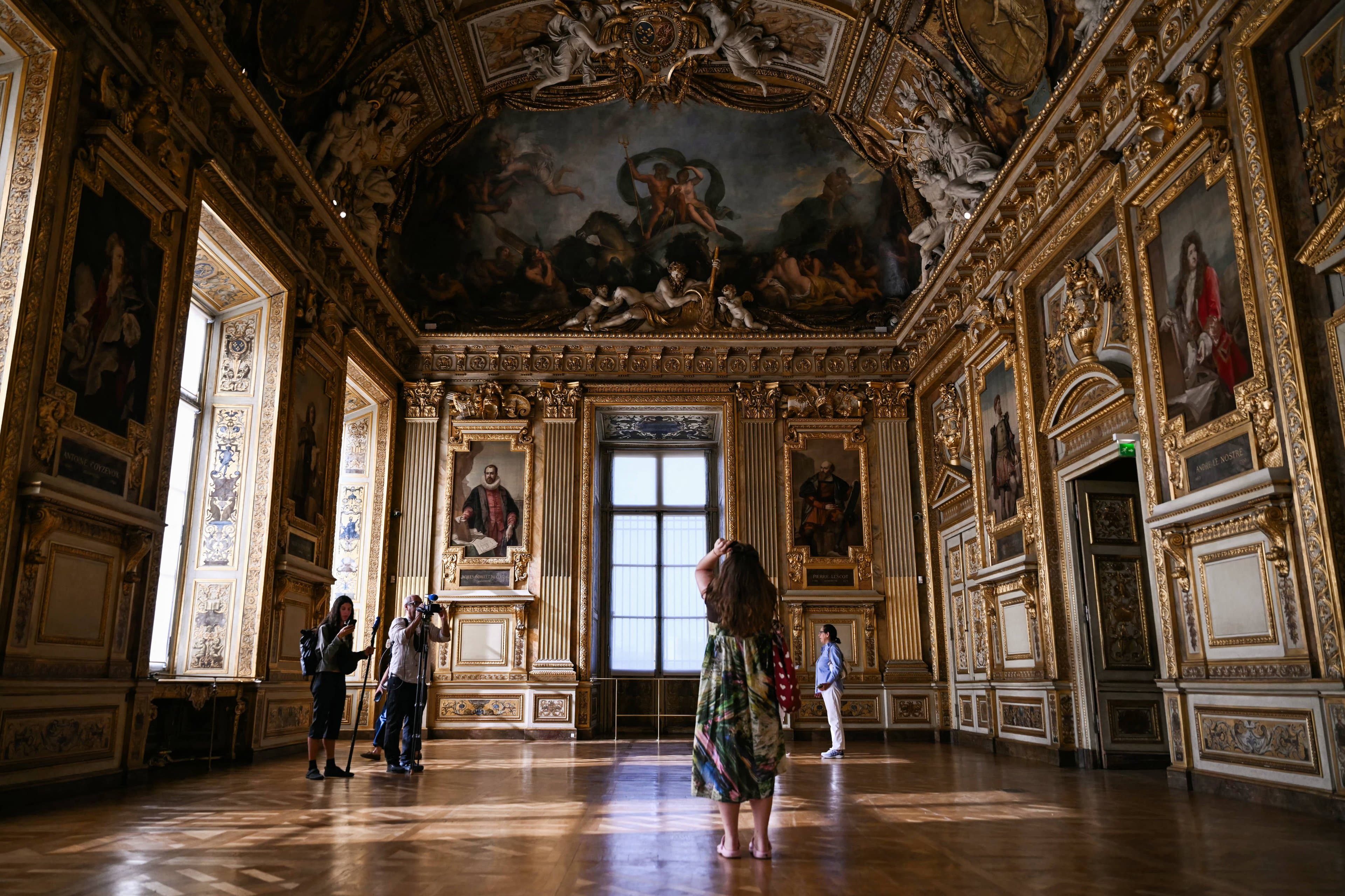 Louvre ‘esconde’ joias em reabertura de galeria após roubo milionário