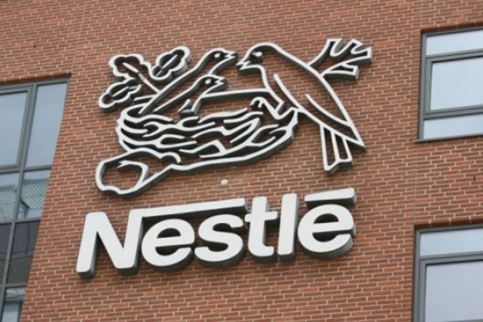 Ações da Nestlé caem mais de 7% após balanço, o pior tombo desde 2020; entenda