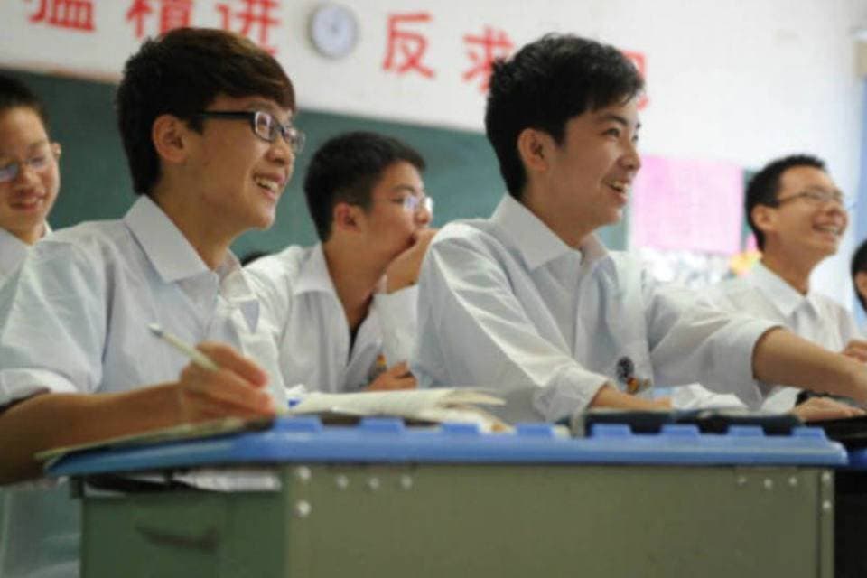 Sem emprego e com aluguel alto, jovens chineses passam a dividir até a cama