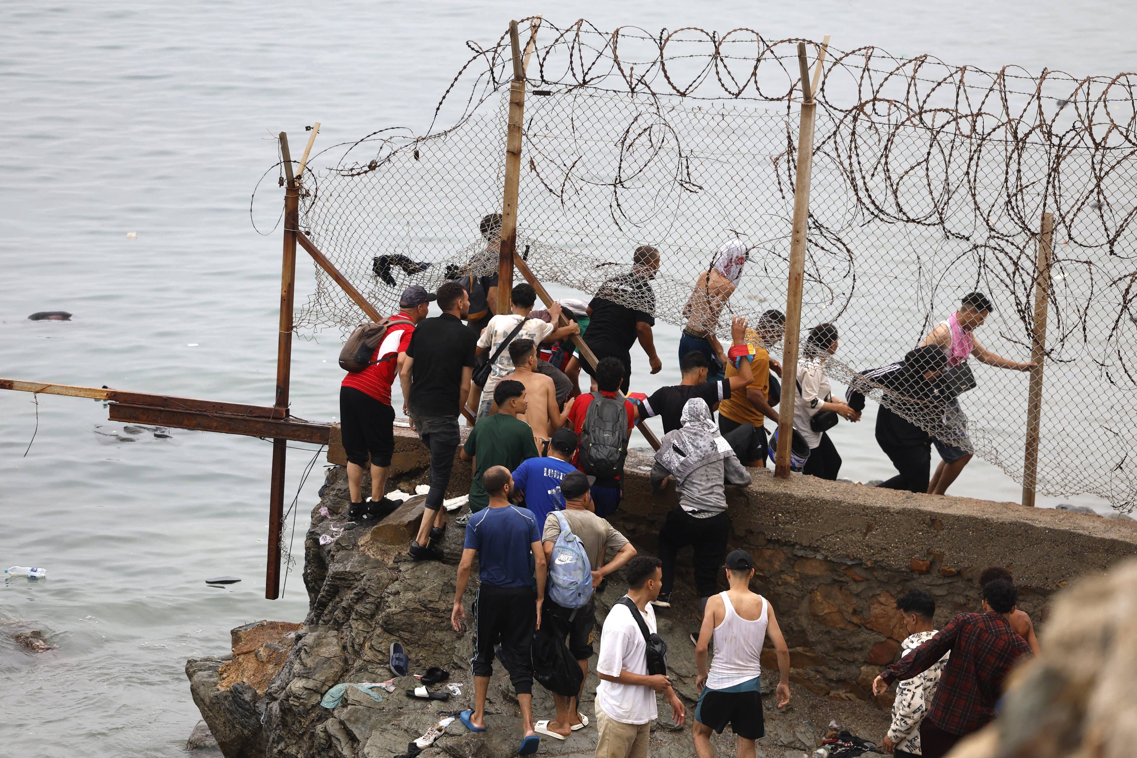 Crise em Ceuta: quase 40 mil migrantes marroquinos cruzam fronteira com a Espanha