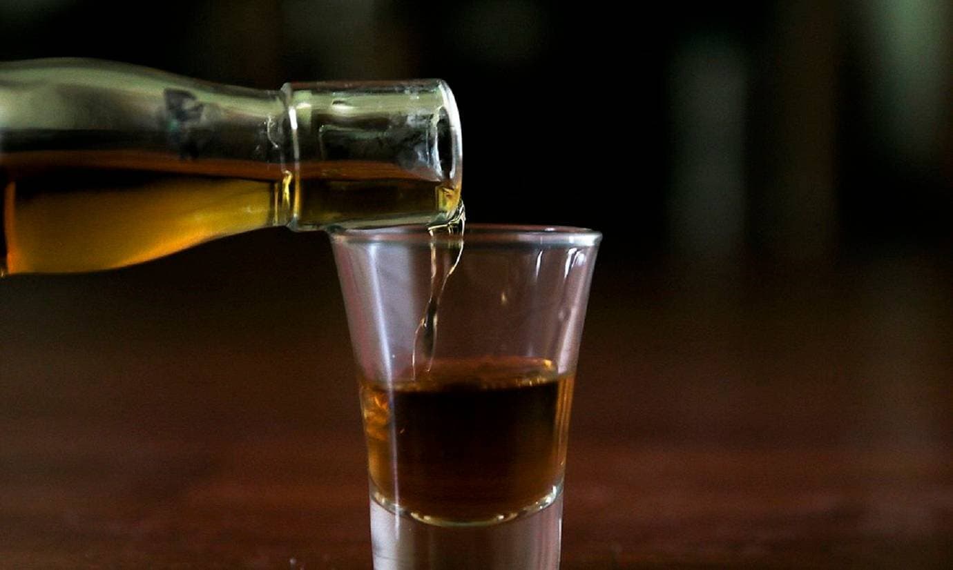 Cachaça bate recorde de produtores, mas produção despenca quase 16%