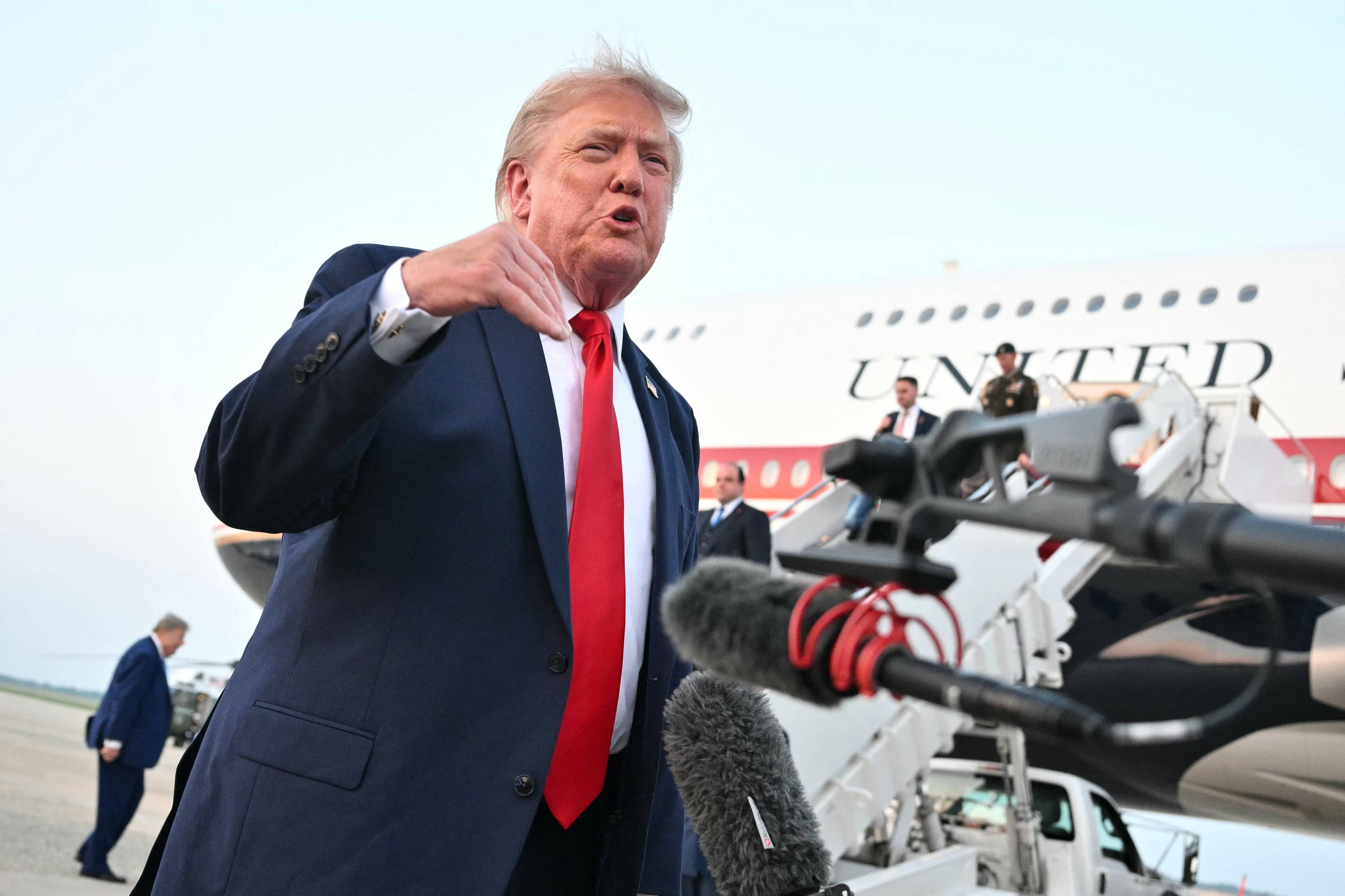 Trump diz que negociações com Irã serão retomadas nesta segunda após adiar ataque