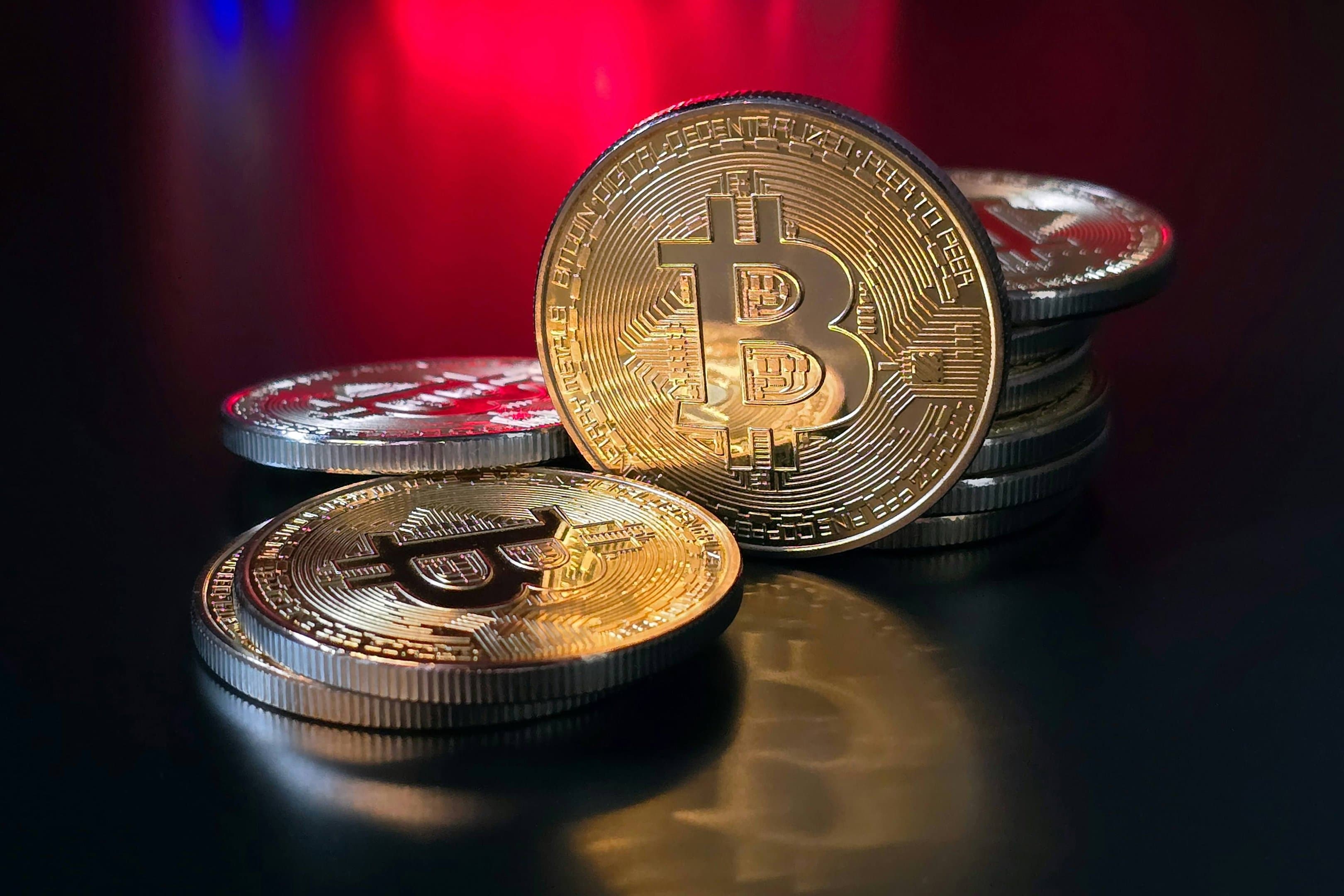 Bitcoin amplia queda após venda de BTCs pela Strategy se somar a crise da Coldcard