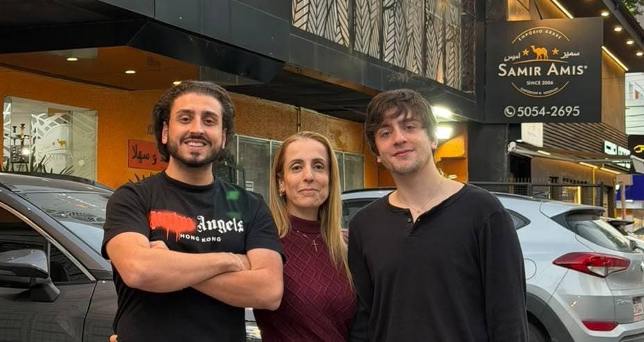 Aos 16 anos, ele assumiu o restaurante do pai. Hoje vende 200 mil esfihas por mês e prepara expansão