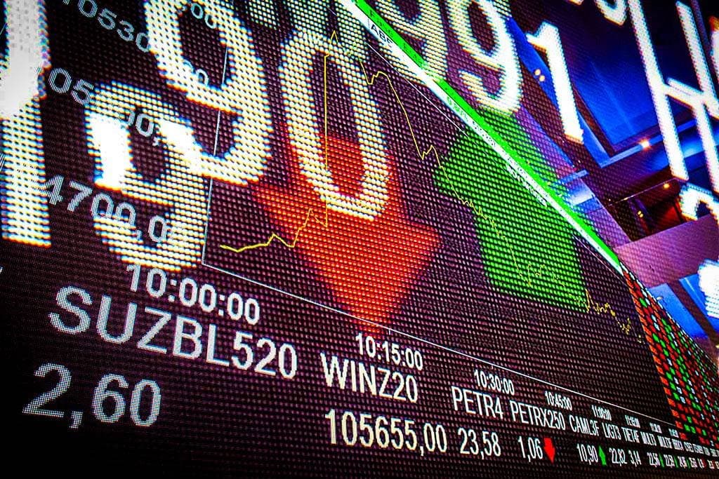 Ibovespa tem leve queda com Petrobras antes do Copom; dólar fecha estável