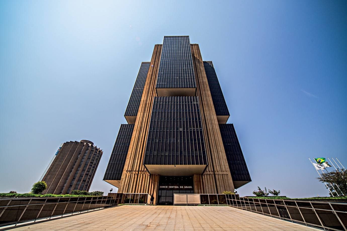 Selic cai para 14%, mas Brasil segue com o maior juro real do mundo