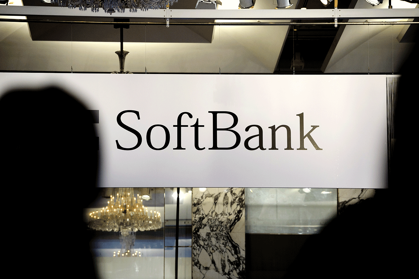 SoftBank surpreende no lucro, mas perde impulso da OpenAI; ação cai