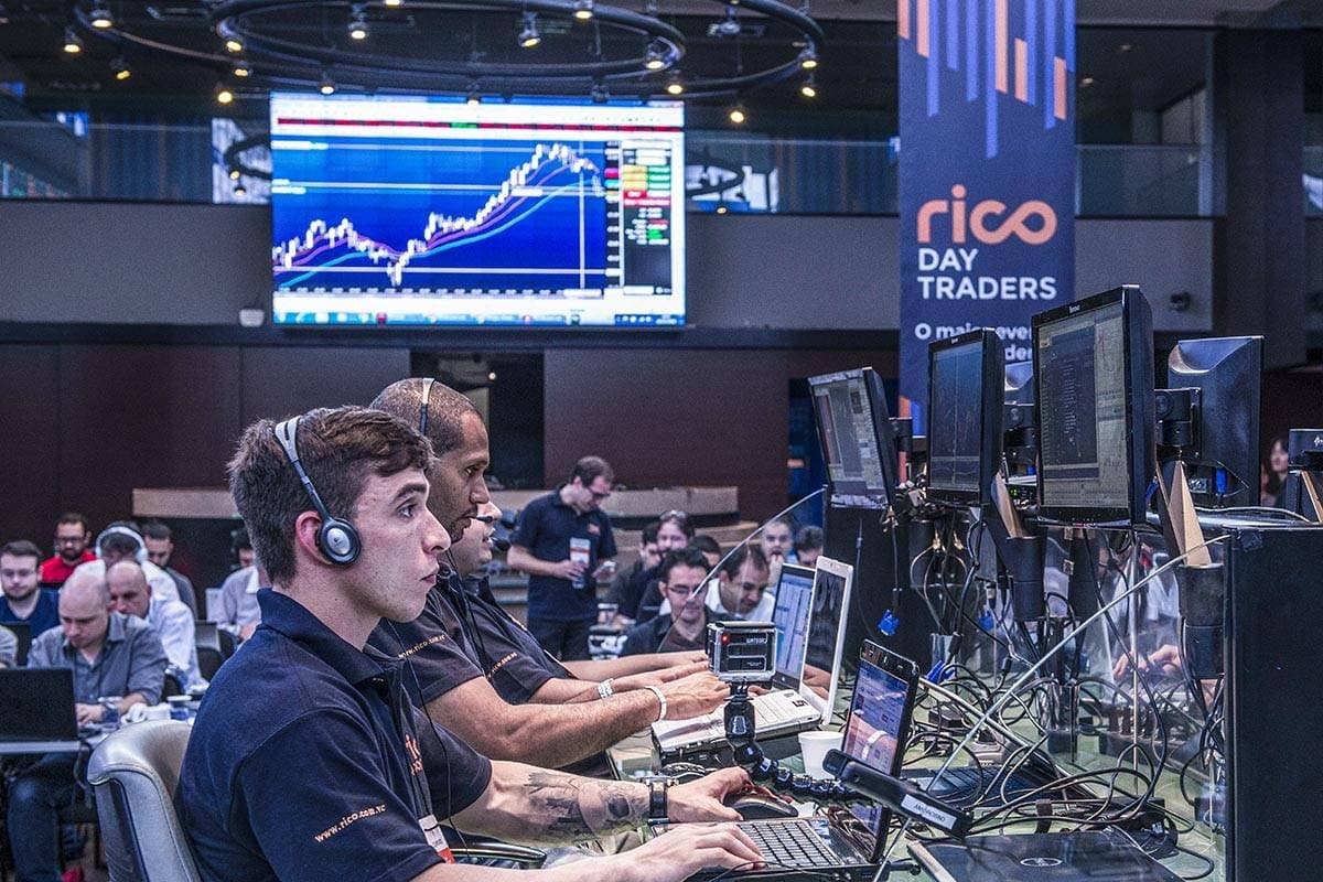 Ibovespa cai com balanços enquanto mercado digere nova Selic