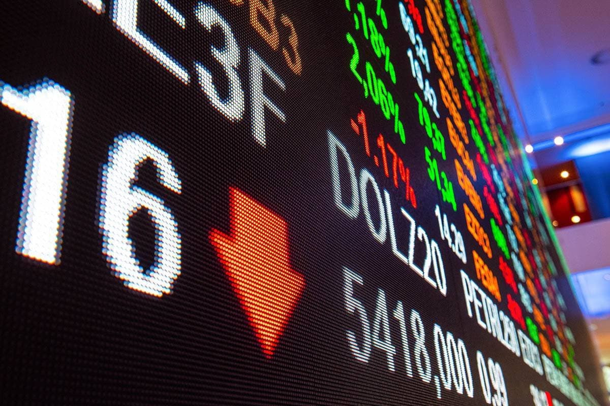 Ibovespa tem leve queda com bancos pressionando e Petrobras limitando perdas