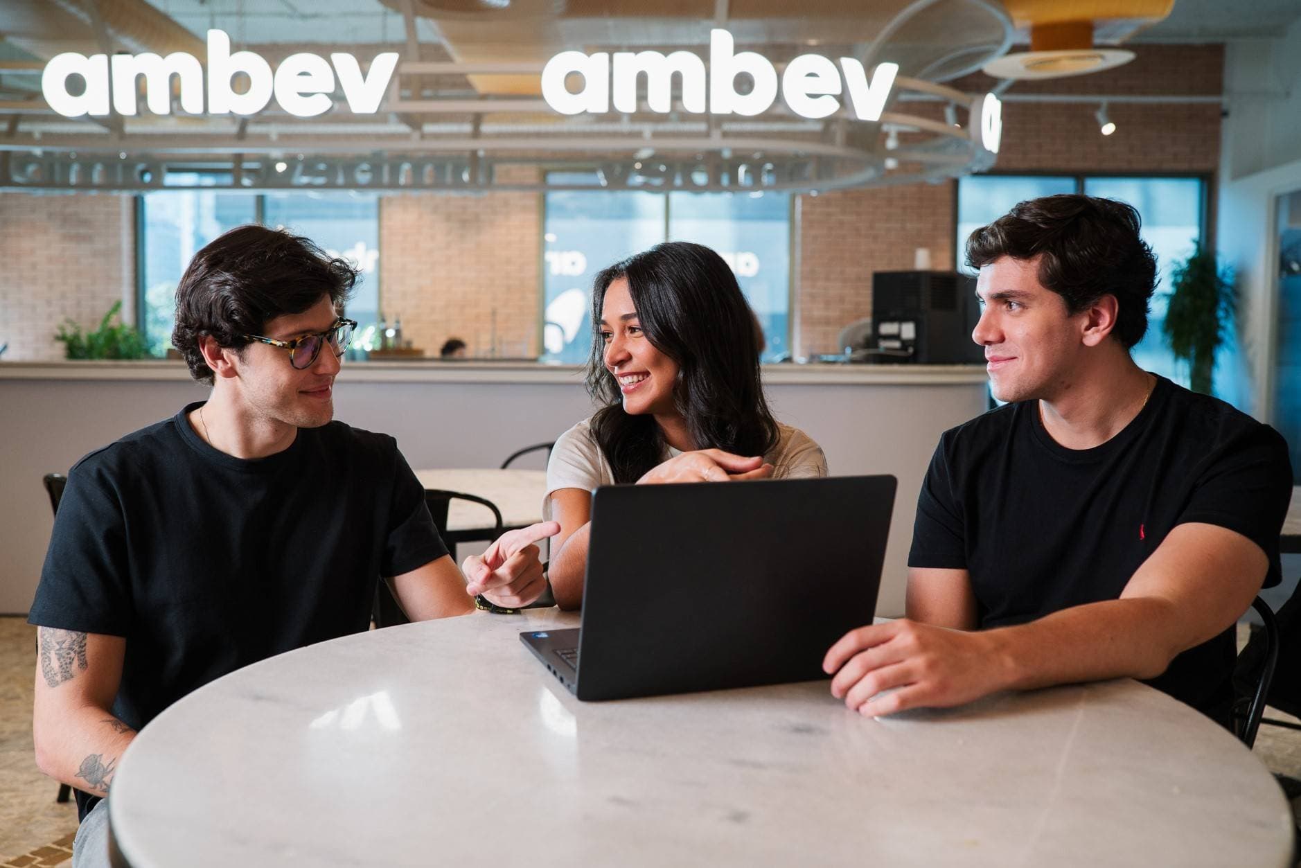 Ambev abre trainee com salário de R$ 9 mil e experiência internacional; veja como se inscrever