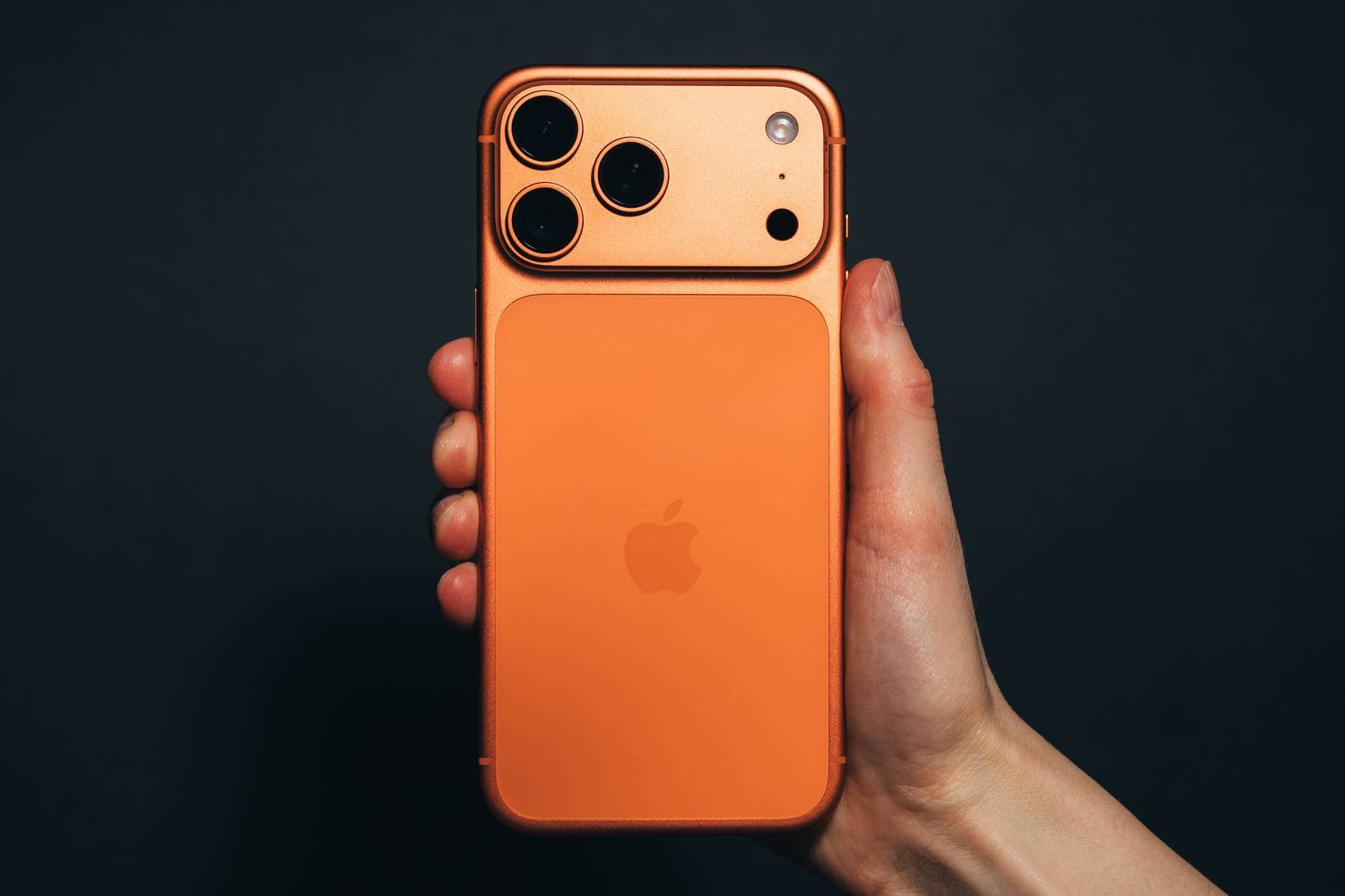Apple prepara iPhone de vidro para celebrar 20 anos do smartphone em 2027