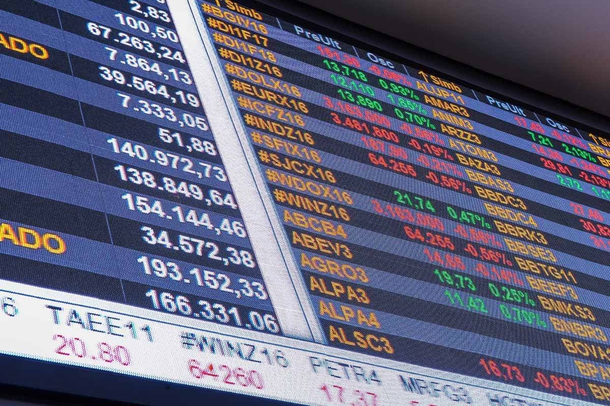 Ibovespa busca fôlego após tombo, mas risco doméstico pesa; dólar mantém alta