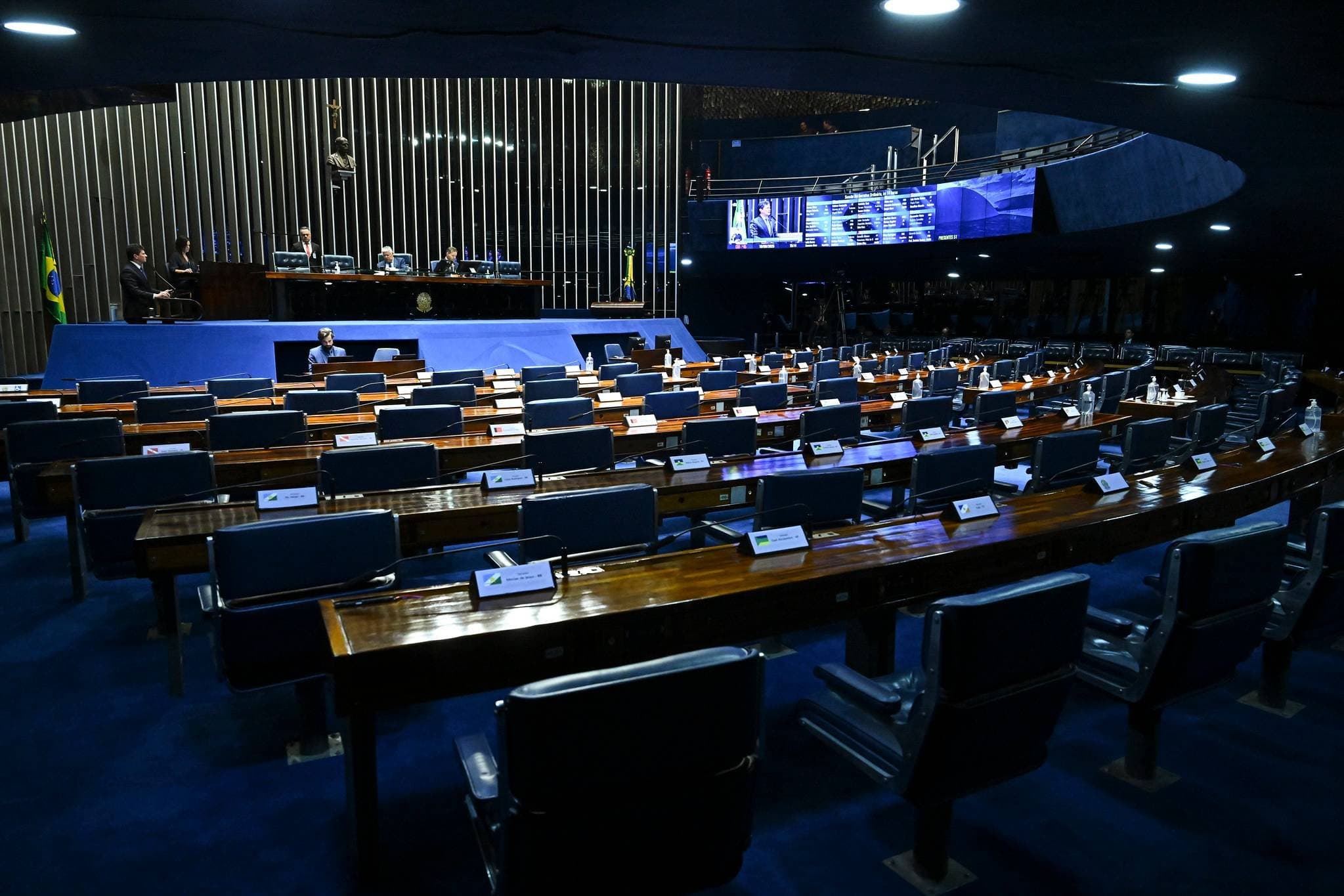 Senado aprova texto-base do projeto que reduz tributos sobre combustíveis