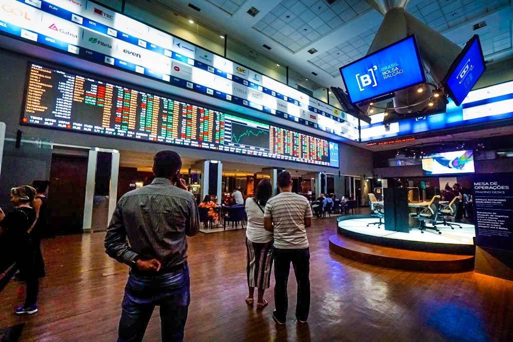 Ibovespa ensaia recuperação, mas queda da Petrobras e Vale pressionam; dólar avança