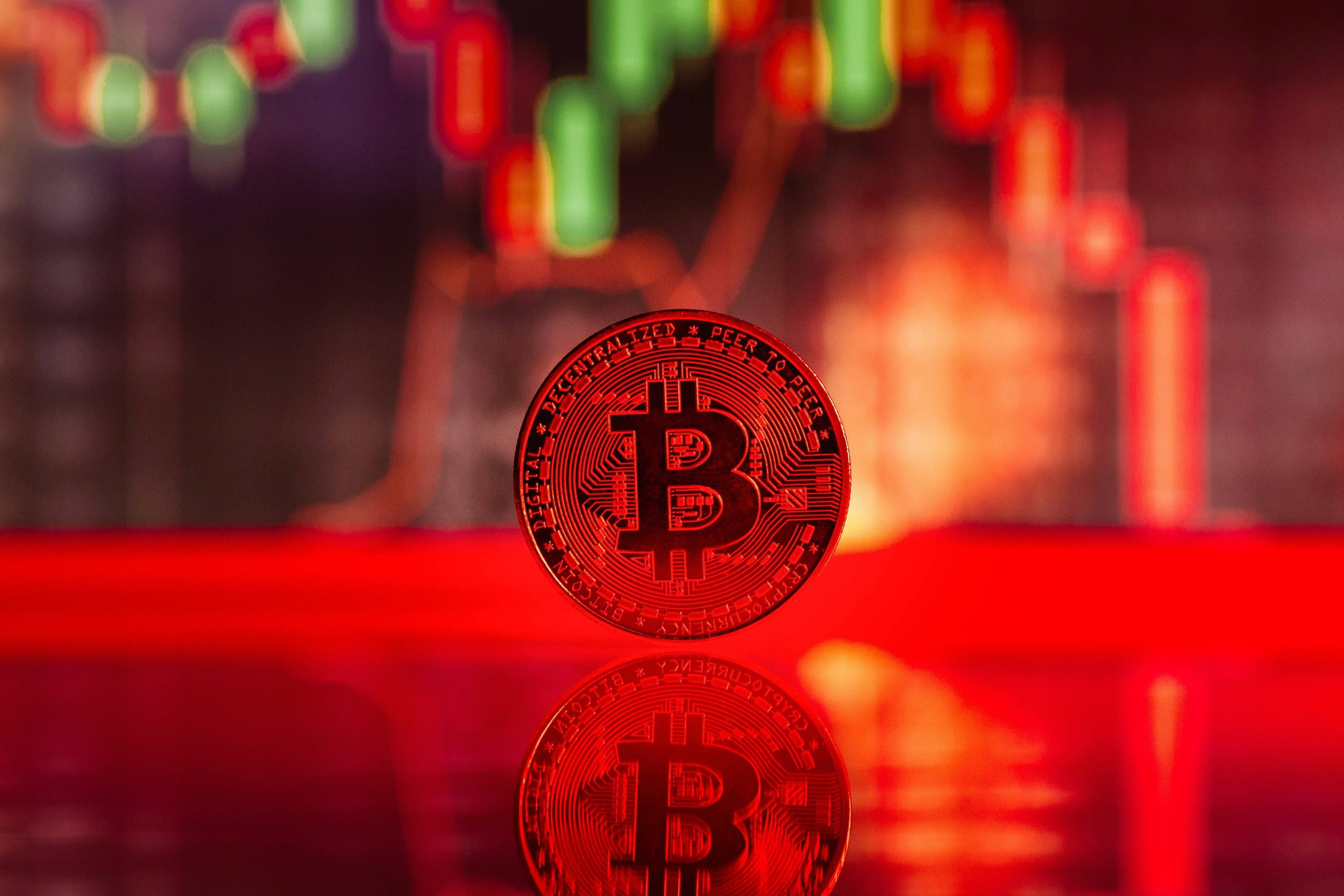 Bitcoin cai, acumula perdas de 3,4% em 7 dias e mira os US$ 60 mil