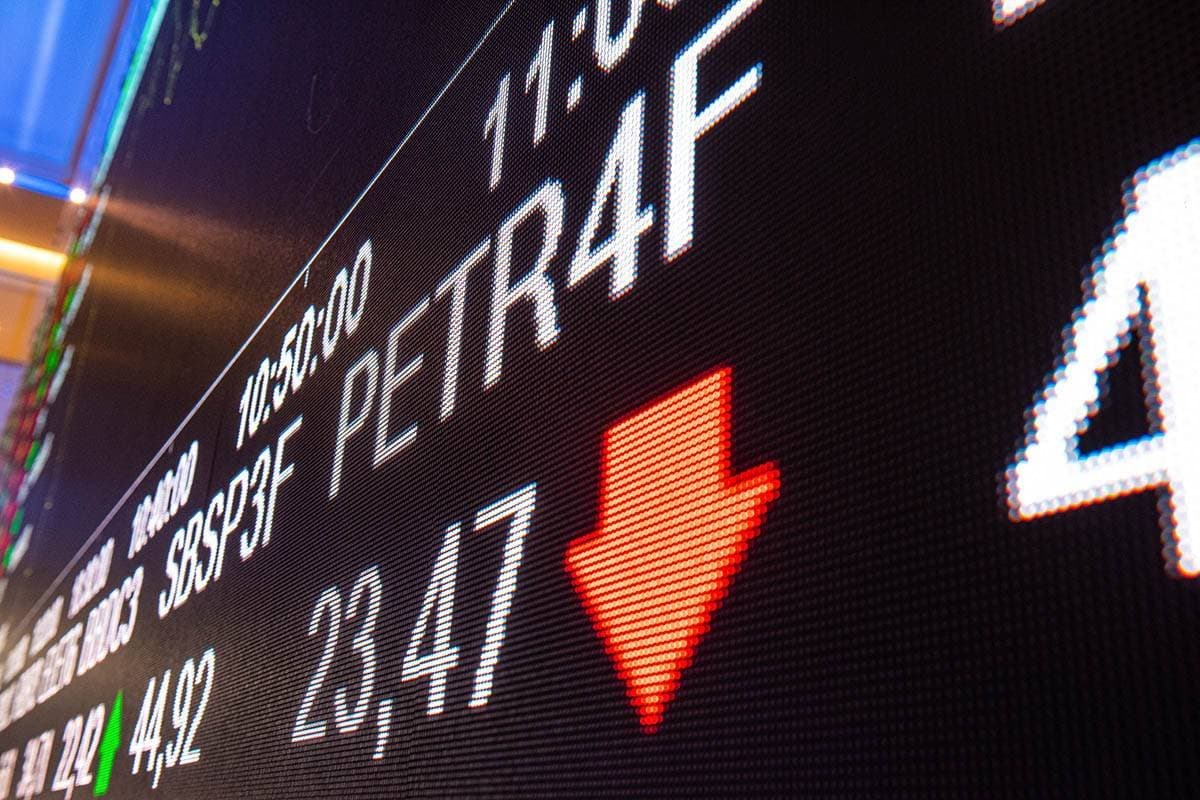 Ibovespa fecha 9ª sessão em queda e acumula perda de 3,2% na semana; dólar avança