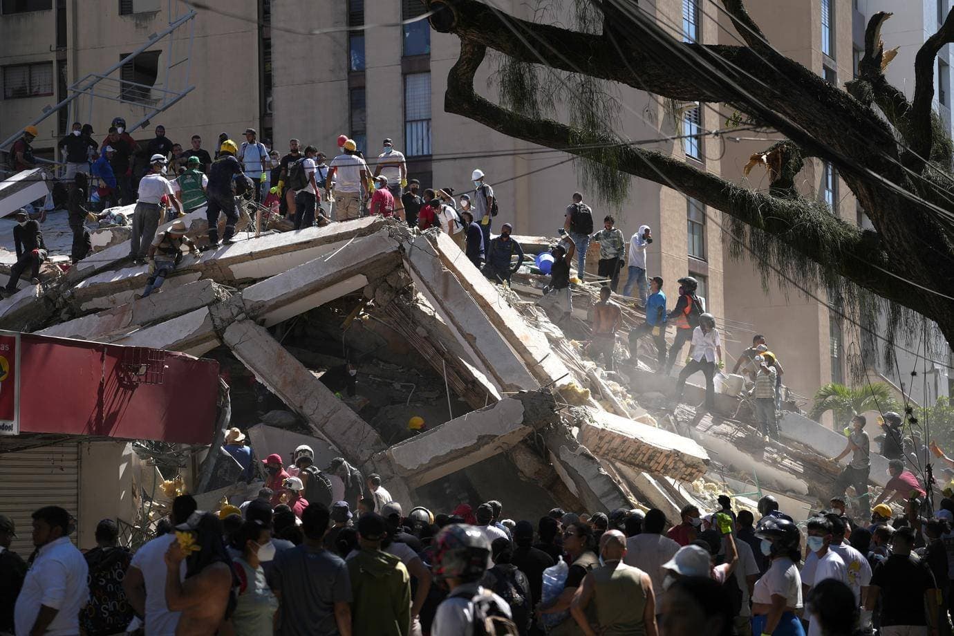 Presidente da Colômbia pede suspensão de tarifas dos EUA após terremoto