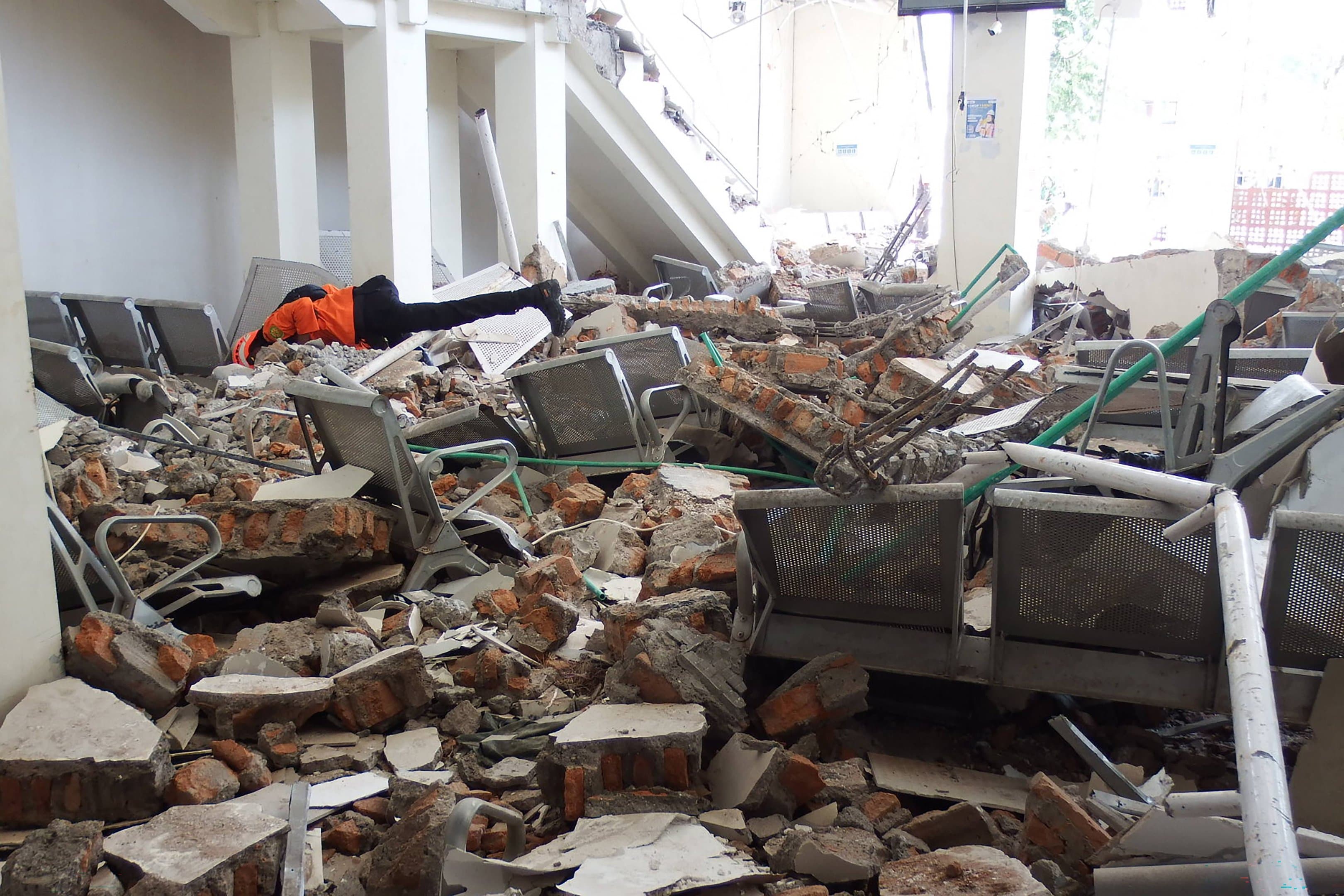 Terremoto de magnitude 7,7 deixa 53 mortos e mais de 5 mil desabrigados na Indonésia