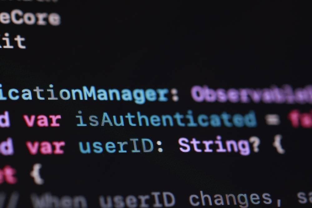 Claude lidera corrida do vibe coding e dispara 1.567% nas buscas, diz Locaweb