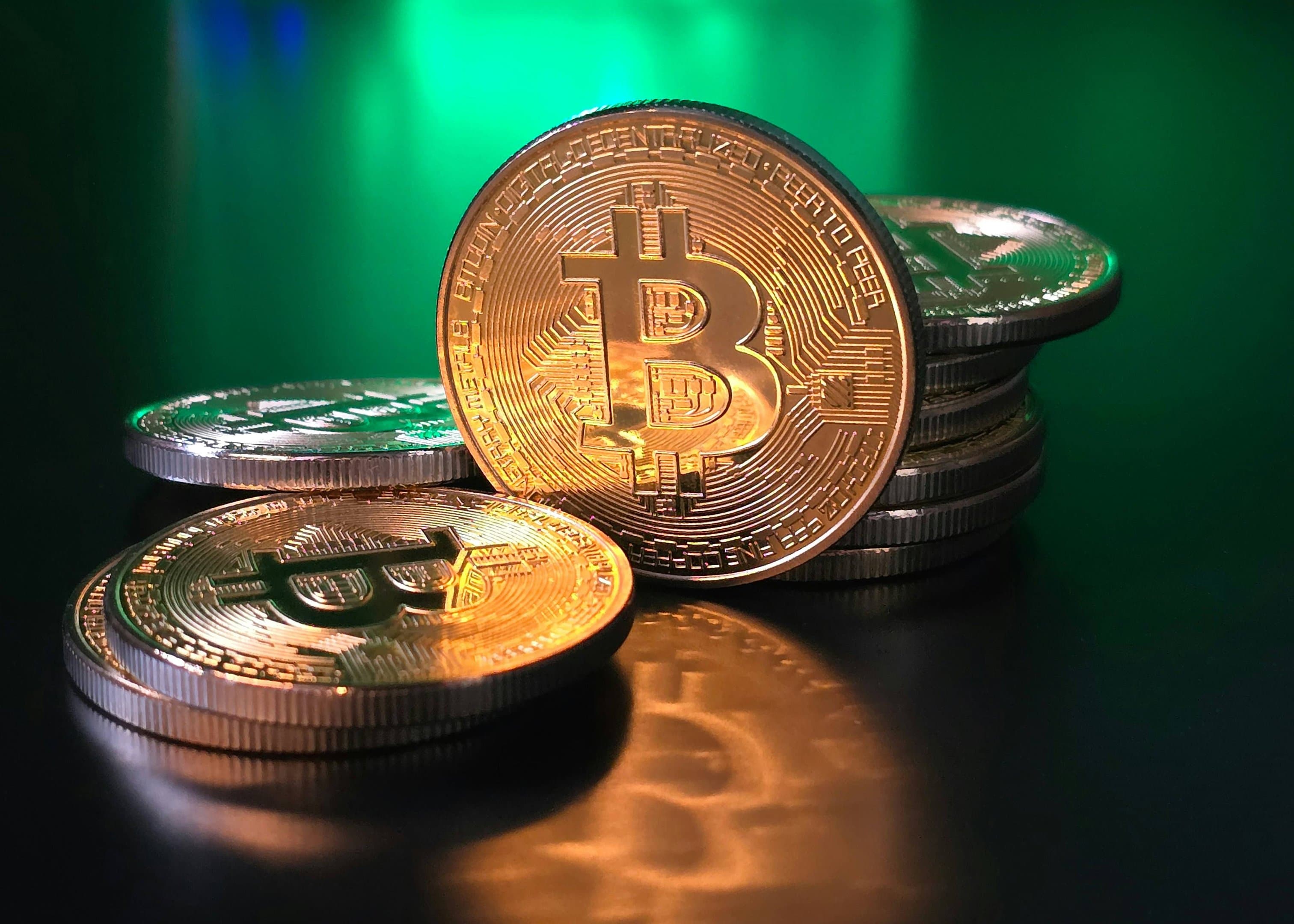 Urgente: Bitcoin dispara 5% em 2 horas e bate máxima em mais de dois meses