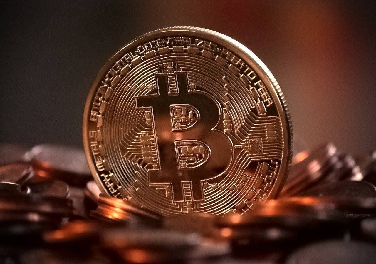 A disparada continua: bitcoin sobe 23% em 7 dias e chega aos US$ 77 mil