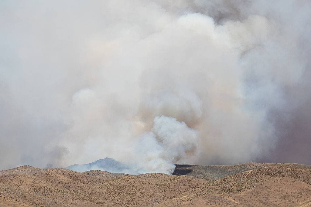 Incêndio força retirada de 42 mil pessoas e ameaça Reno, nos EUA