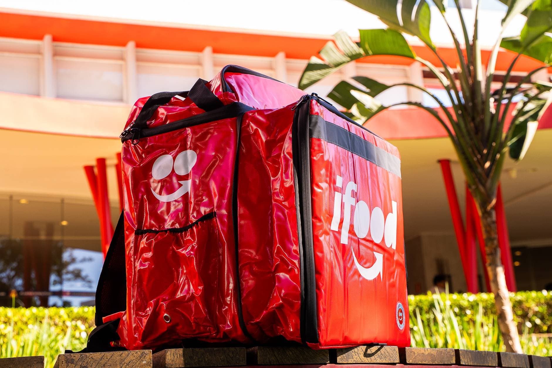 iFood lança programa para entregadores financiarem casa própria; saiba como funciona
