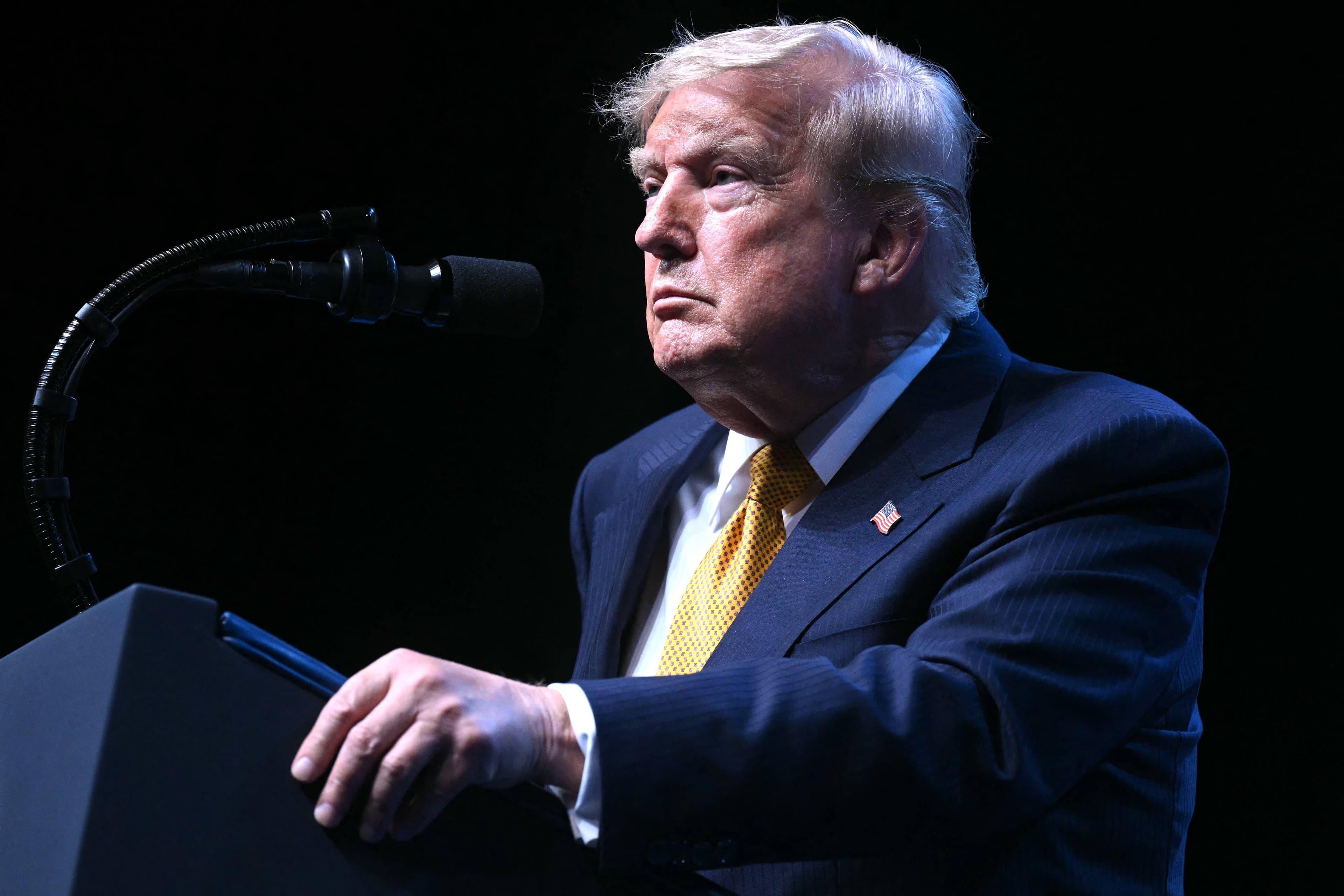 Com Ormuz travado, Trump diz não ter pressa para retomar negociações com Irã