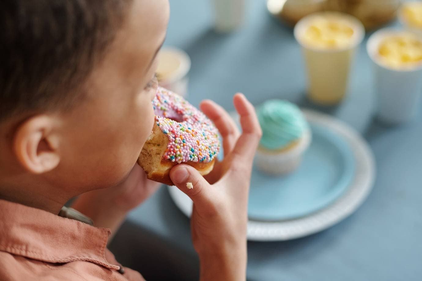 Consumo de açúcar antes dos 2 anos pode deixar marcas por décadas, diz estudo