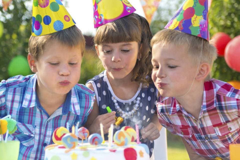 Ela não encontrou cadeiras bonitas para a festa do filho — e criou um negócio de US$ 295 mil