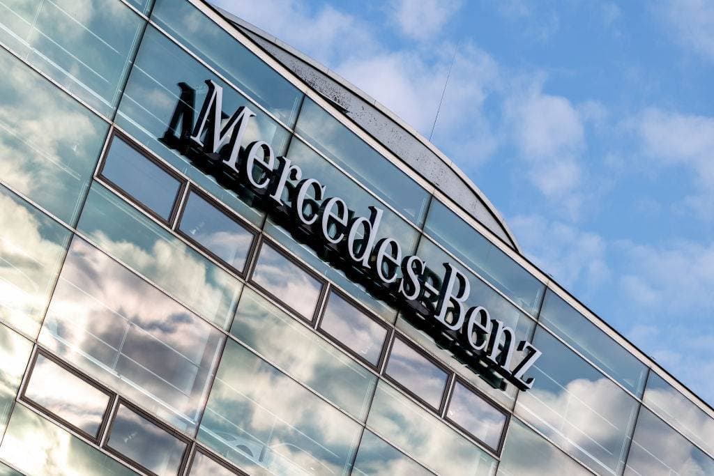 Mercedes-Benz recomprará US$ 1,2 bi em ações enquanto vendas caem na China