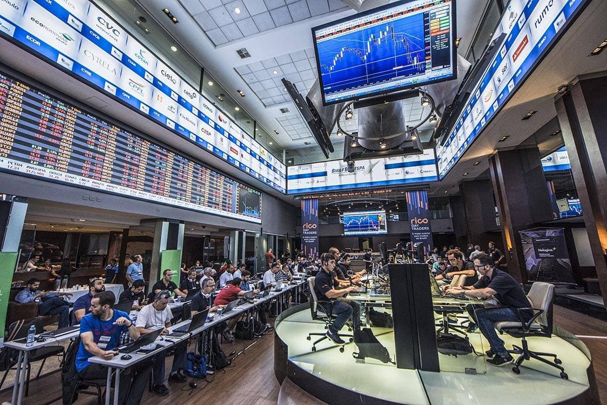 Ibovespa mantém rali com 'trade eleitoral' e alta de Petrobras e bancos; dólar recua