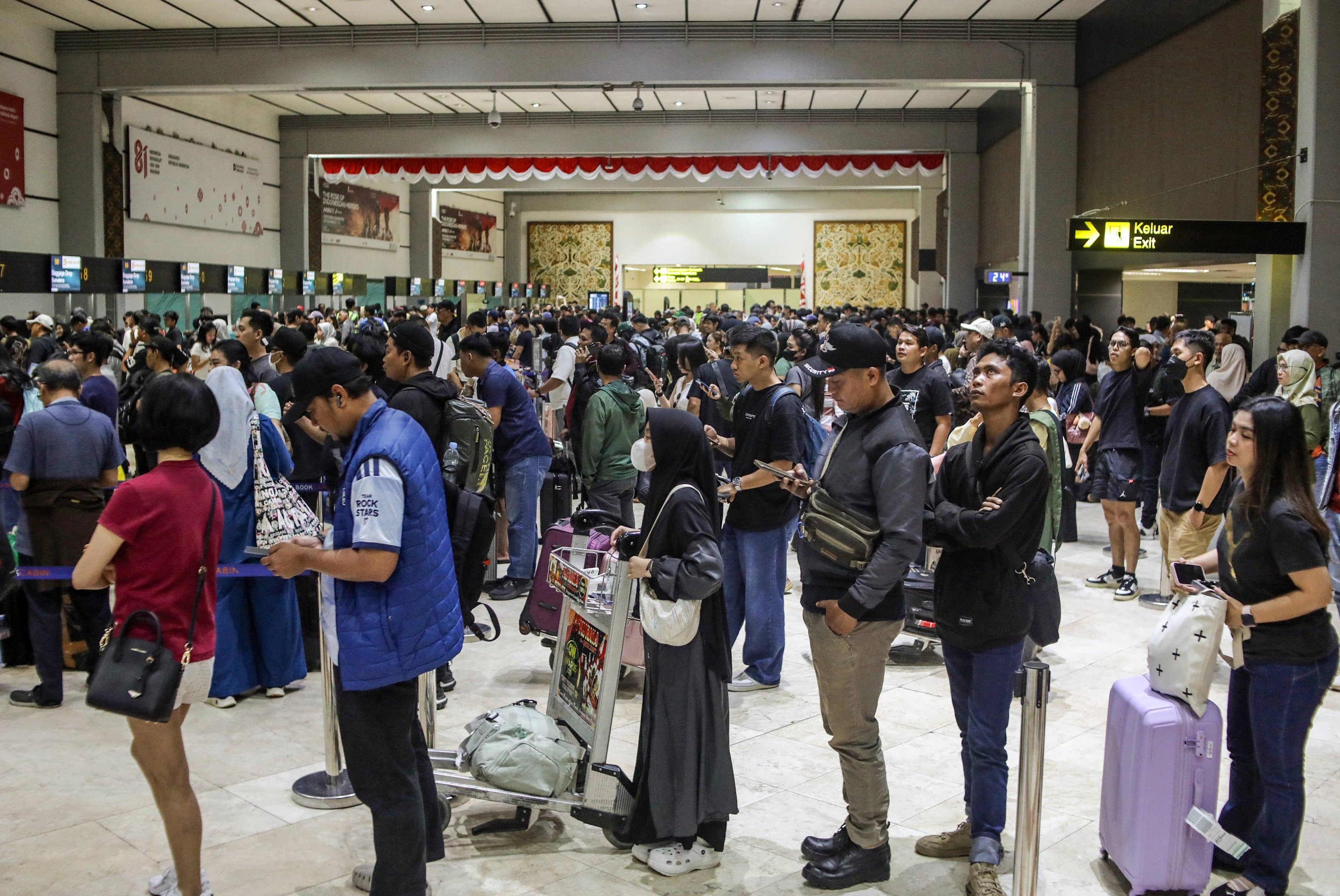 Indonésia fecha oito aeroportos após erupção vulcânica; 150 mil passageiros são afetados