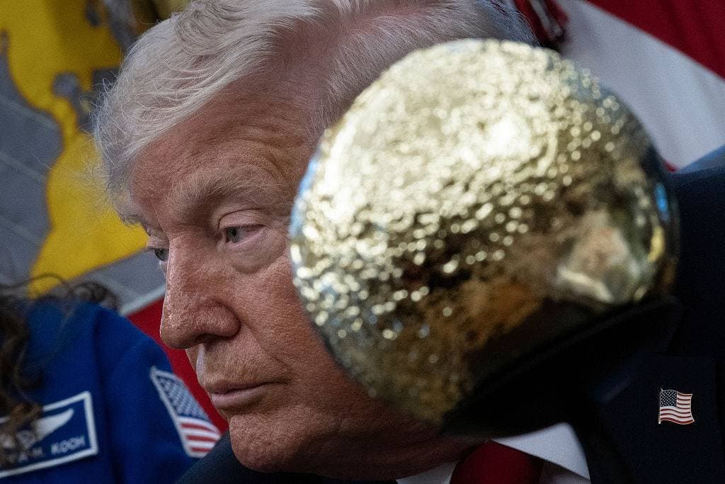 Depois de mirar outros territórios, Trump agora quer 'posse' da Lua