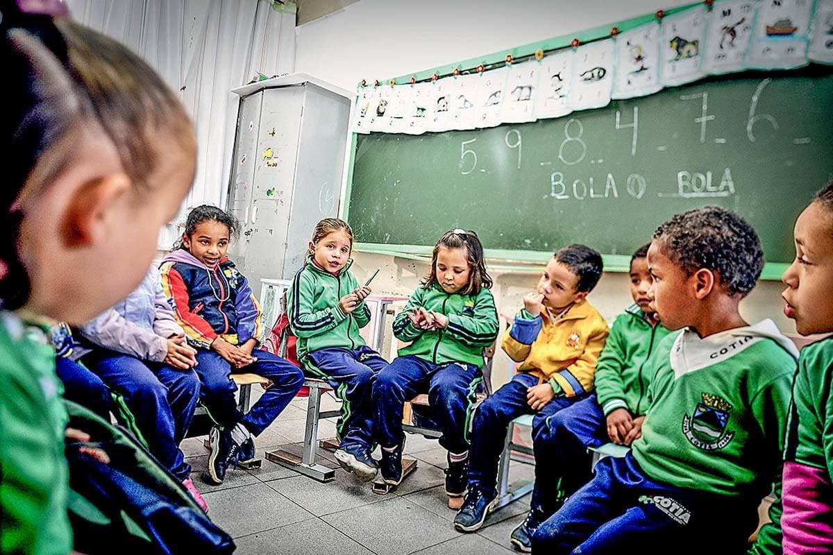 Estudar com IA piora as notas dos alunos, aponta relatório da OCDE