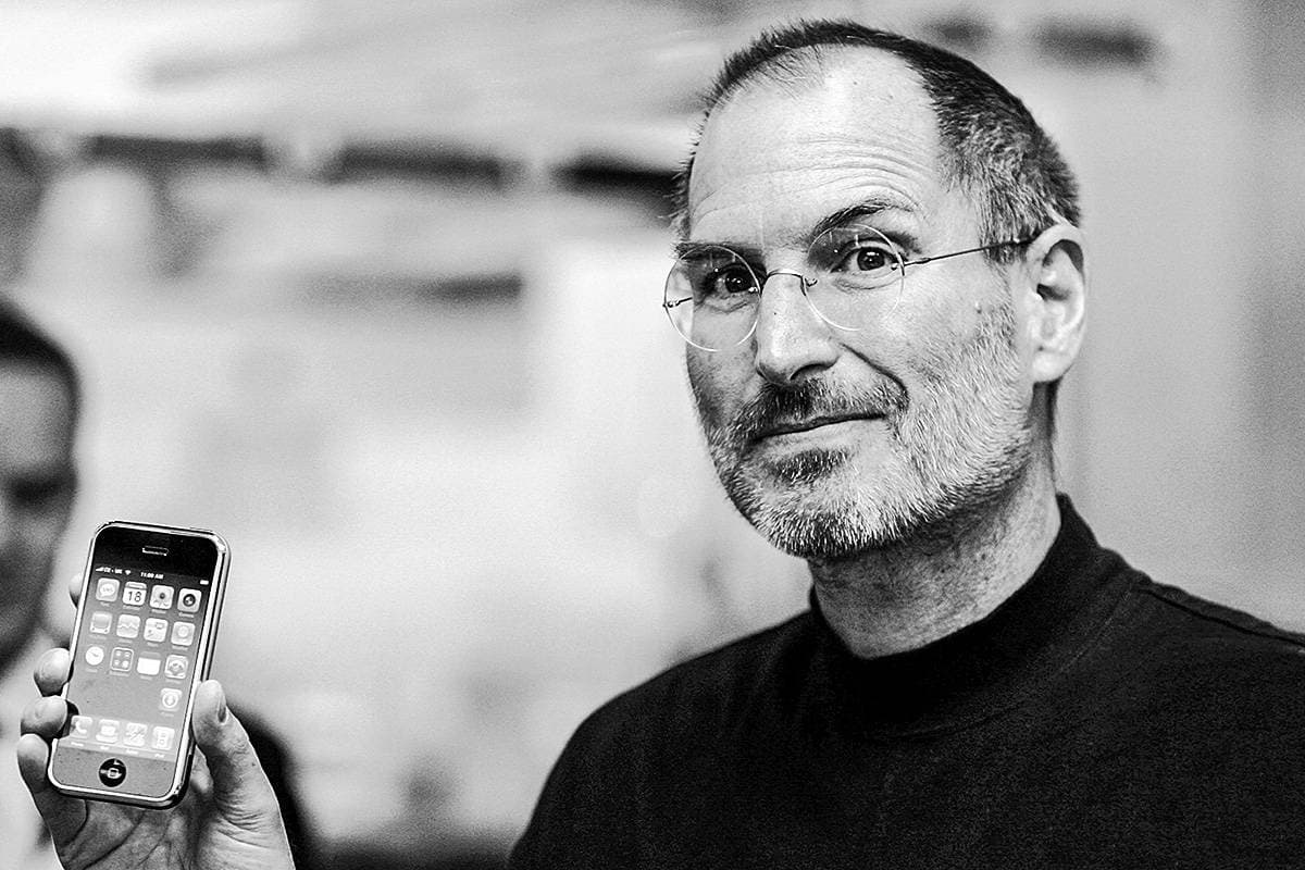 De Steve Jobs ao iPhone dobrável: a evolução do produto que mudou a Apple