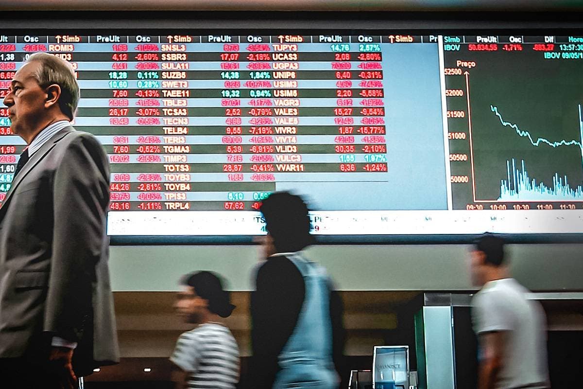 Ibovespa segue pressionado por exterior ruim; dólar sobe para R$ 5,13