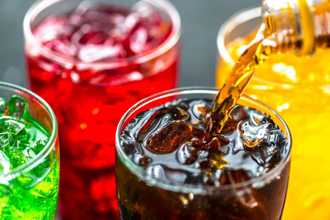 O que bebidas açucaradas fazem à saúde? Estudo aponta relação com câncer de estômago