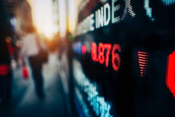 Ibovespa cai e dólar sobe com aversão global ao risco e crise no STF no radar