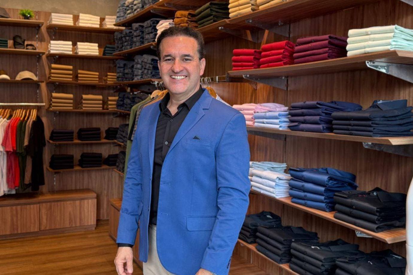 O cearense que começou cortando grama nos EUA e hoje é dono de uma marca de moda com 72 lojas