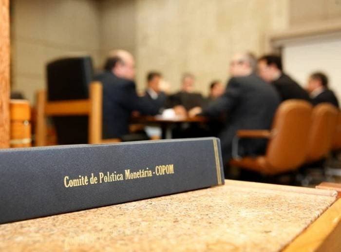 Copom inicia reunião com expectativa de corte da Selic para 13,75%
