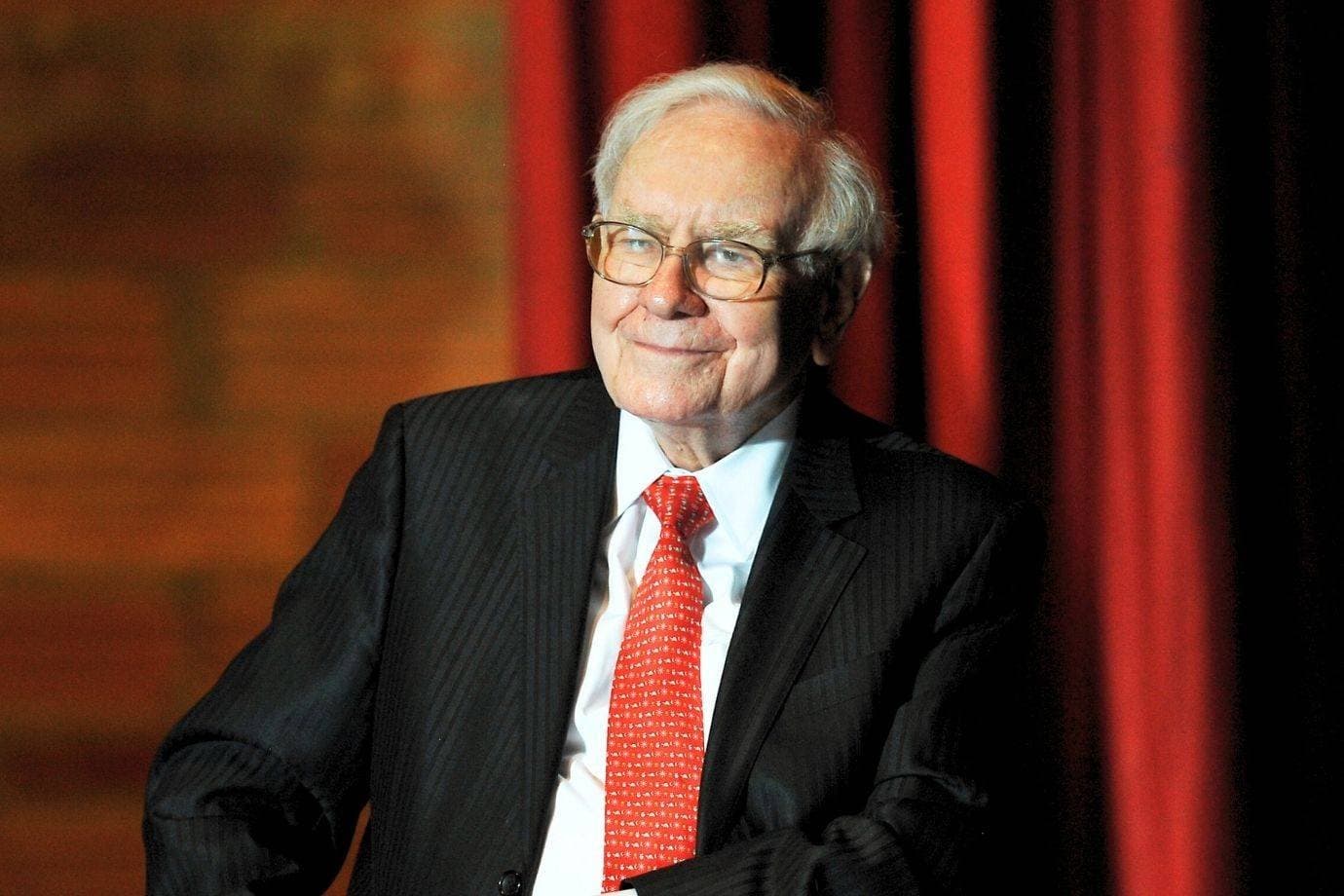 Warren Buffett deixa presidência do conselho da Berkshire Hathaway aos 96 anos