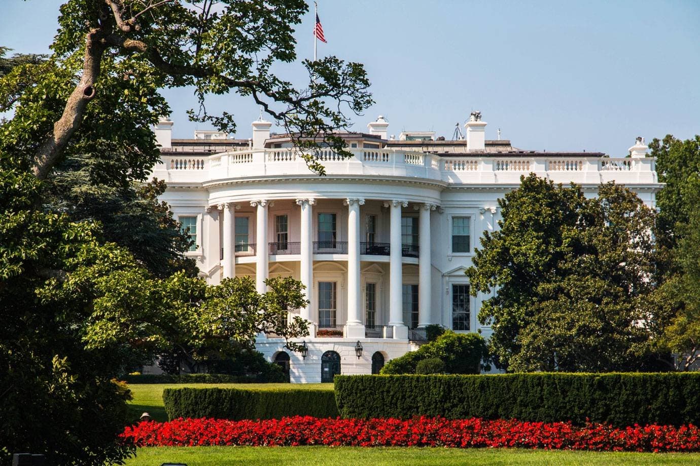 Trump proíbe entrada de CNN, MS NOW e Politico na Casa Branca