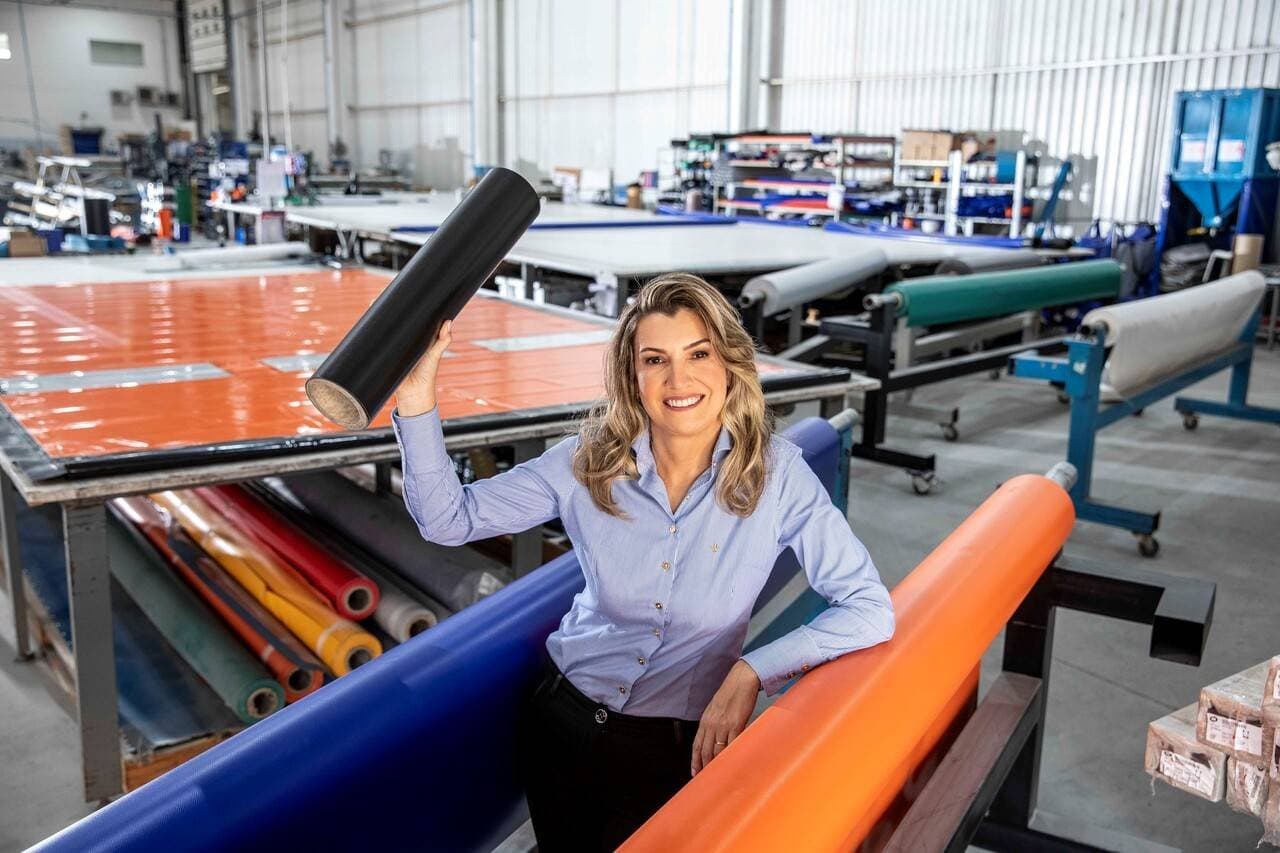 Ela viu o pai fabricar portas no quintal de casa. Hoje é CEO de uma indústria de R$ 59 milhões