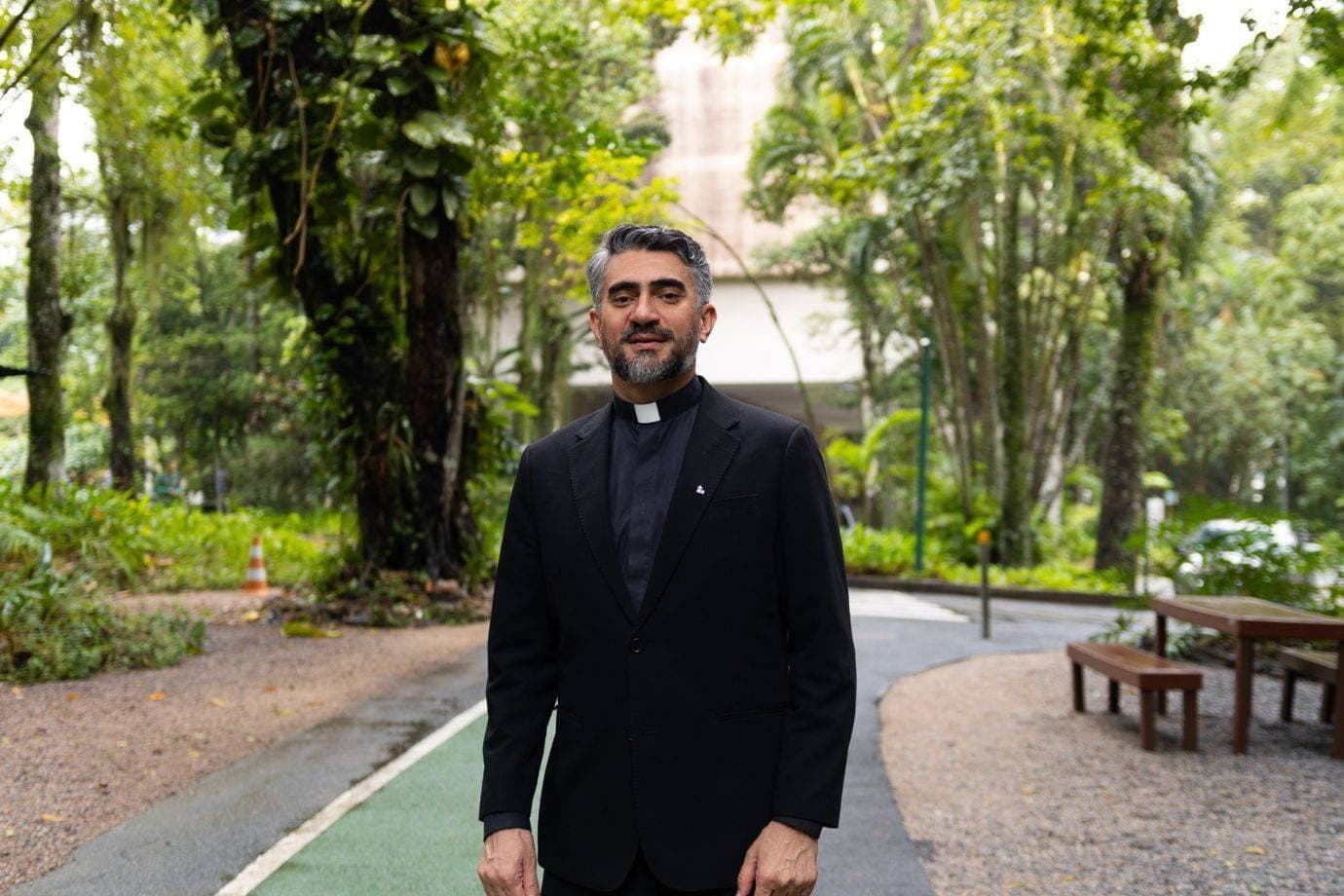 Como este padre tirou uma universidade do vermelho e a levou para o clube do bilhão