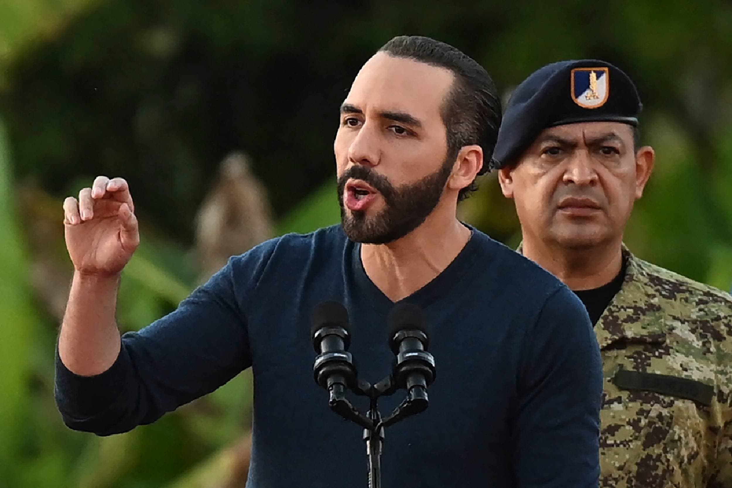 Bukele troca Bitcoin por IA e cria política extrema para o uso da tecnologia