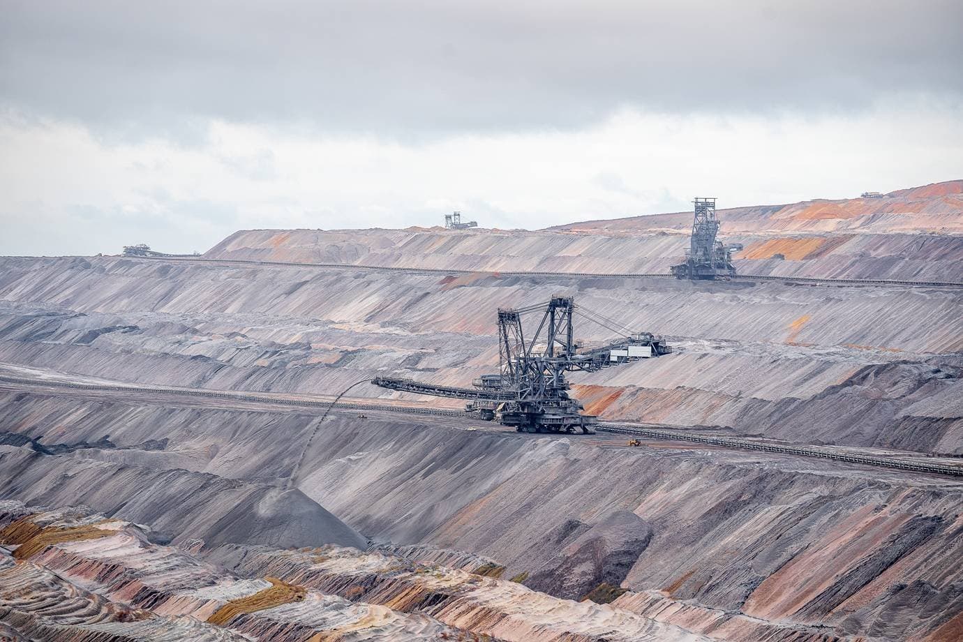Como mineração a céu aberto pode 'despertar' falhas geológicas a 20 km