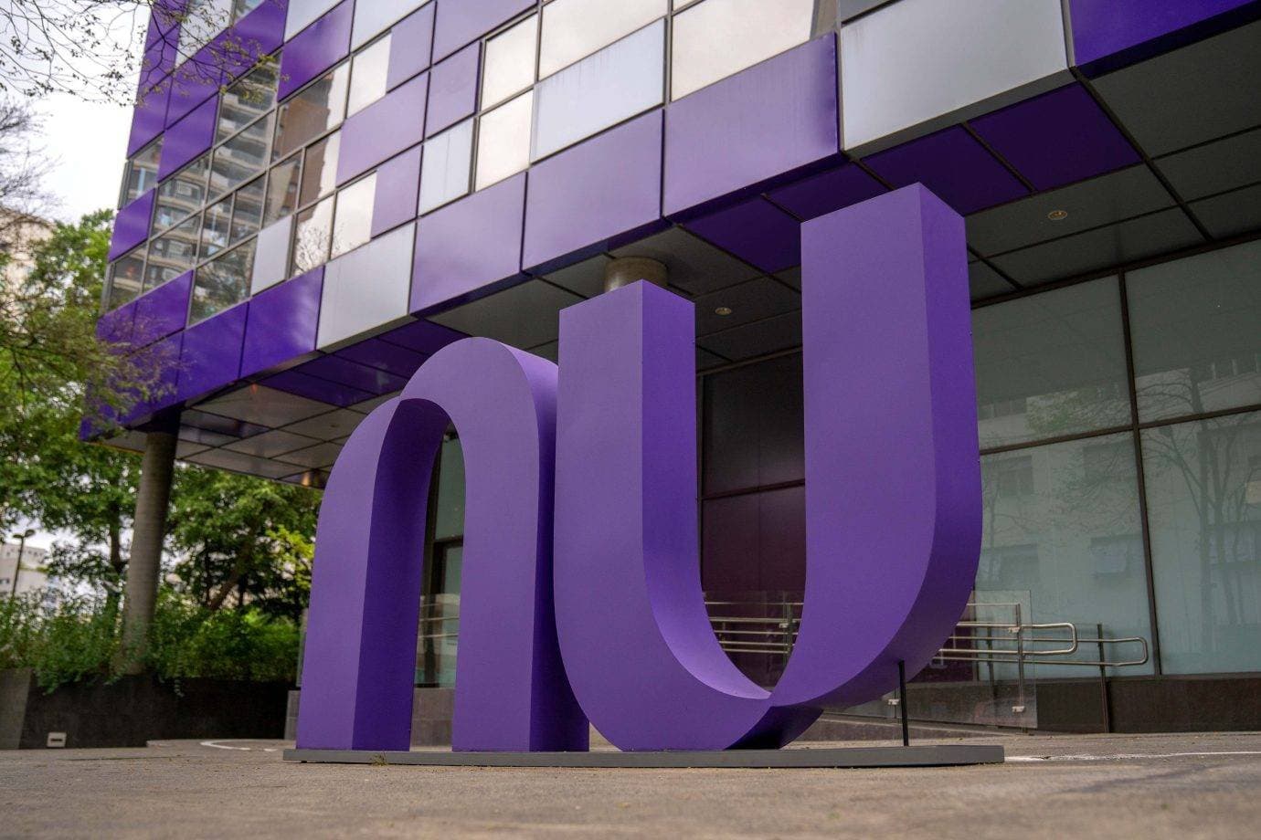 Nubank mira Europa e negocia compra do banco digital Monzo, diz Bloomberg